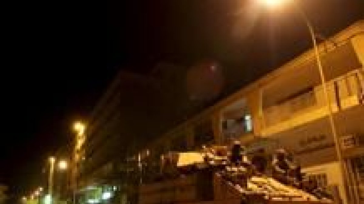 Soldados norteamericanos vigilan desde un tanque la noche de Bagdad