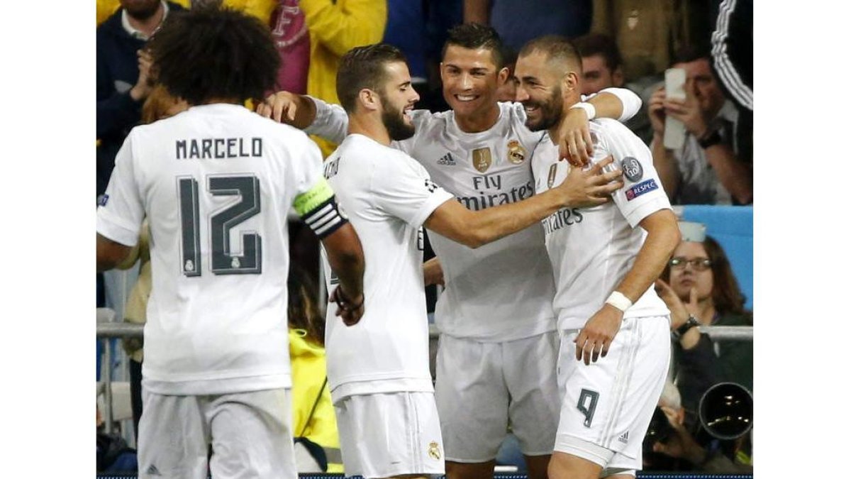 Cristiano, el gran protagonista de la noche, felicitado tras uno de sus tantos.