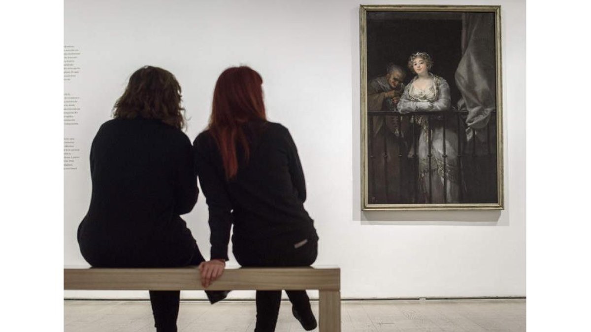 Dos mujeres contemplan una obra de Goya. JAVIER ZORRILLA