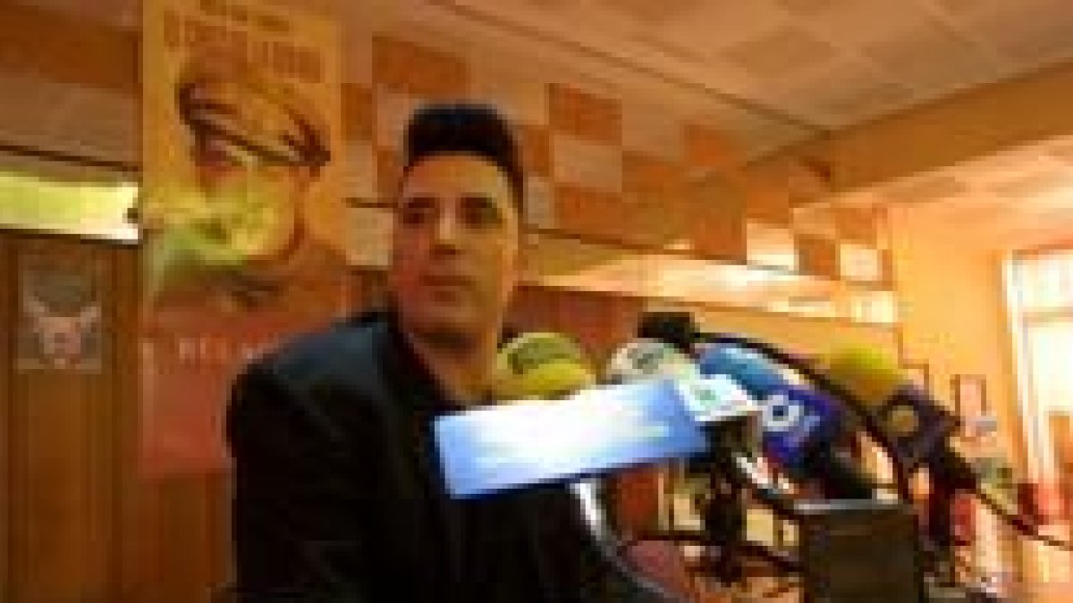 Loquillo presentó su novela, basada en la vida de su padre, en los salones de La Obrera