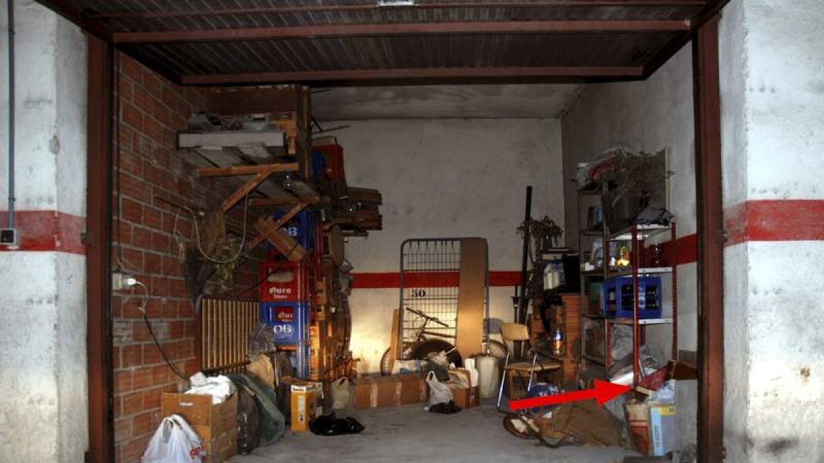 El garaje donde apareció el Códice Calixtino (en una estantería señalada con una flecha).