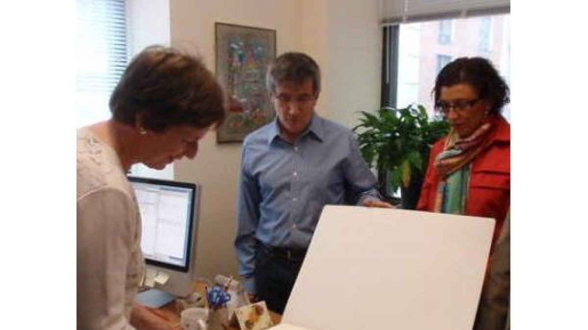 El alcalde entrega a Némethy uno de los grabado de Lafont.