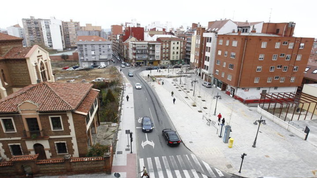 La plaza Juan de Austria, entre el barrio de Las Ventas y San Mamés, con la casa parroquial y la iglesia a la izquierda. RAMIRO