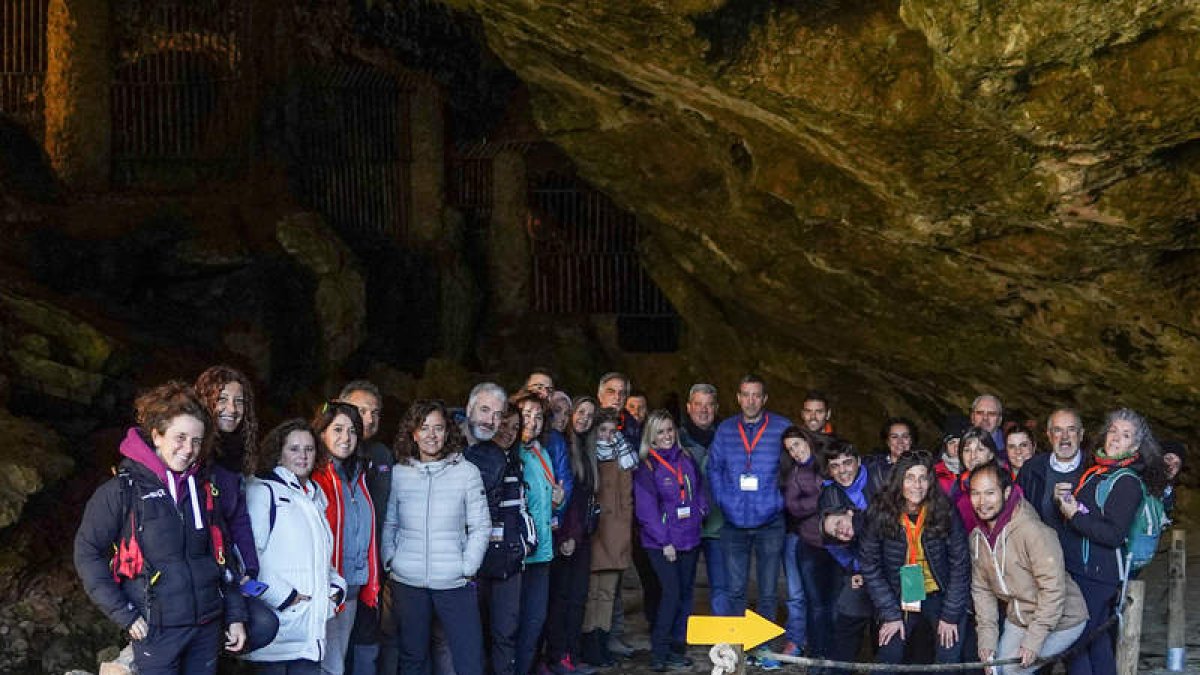 El encuentro se clausuró ayer con una visita a las cuevas de Valporquero. MIGUEL F.B.