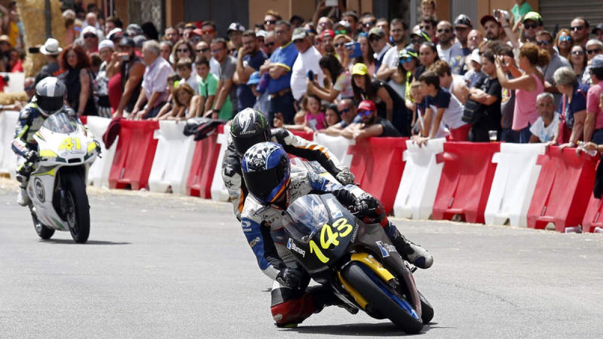 Arriba el GP La Bañeza, abajo el TT Isla de Man. FERNANDO OTERO/IRATAMOTOS