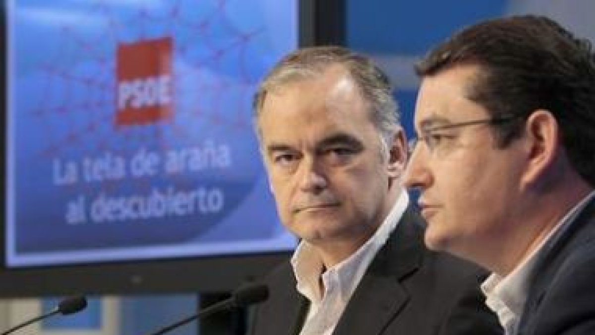 Pons y el secretario general del PP andaluz, Antonio Sanz.