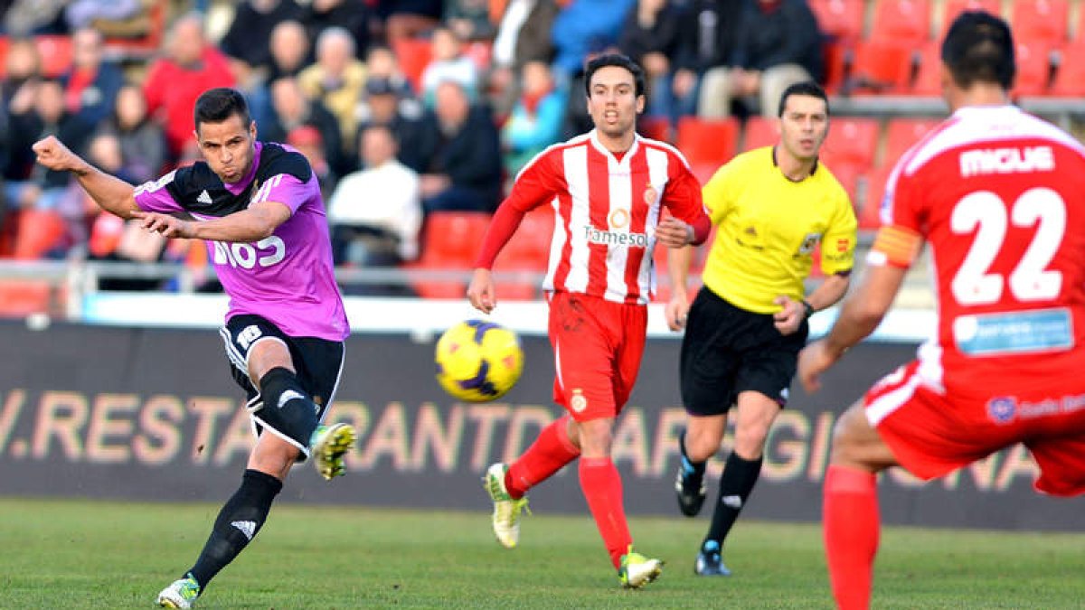 Acorán dispara a puerta en el partido de la primera vuelta jugado en Montilivi.