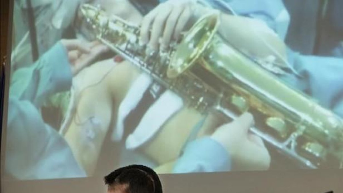 Carlos Aguilera, frente a las imágenes de su intervencion realizada el pasado 15 de octubre en el Hospital Regional de Malaga