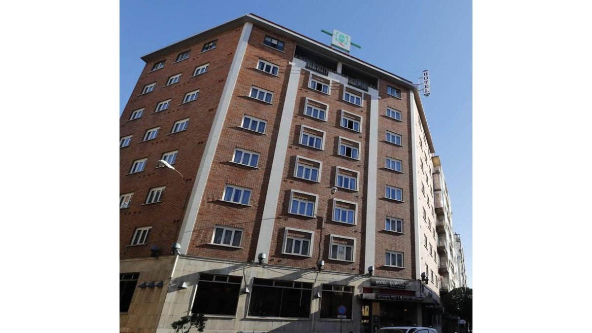 Vista exterior del hotel Quindós, situado en la Gran Vía de San Marcos de la capital leonesa. RAMIRO