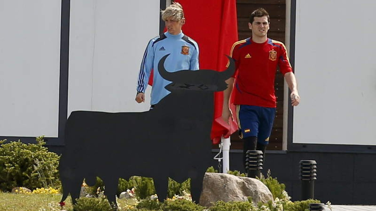 Los futbolistas de la selección española Fernando Torres e Iker Casillas, tras el entrenamiento del equipo en la localidad polaca de Gniewino.