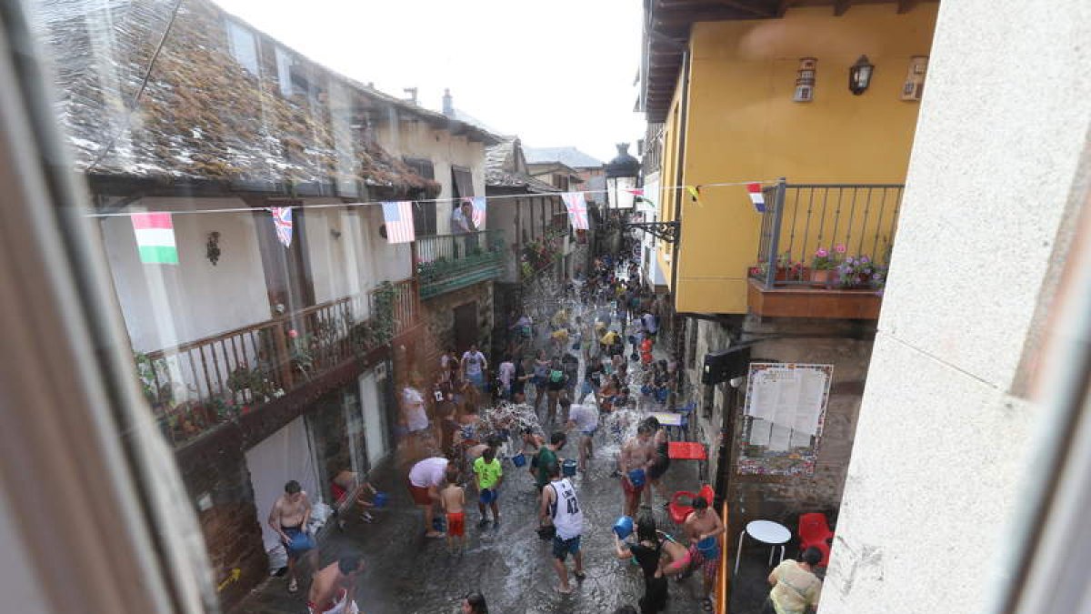 La Fiesta del Agua se celebrará a primera hora del viernes en la calle Real. ANA F. BARREDO