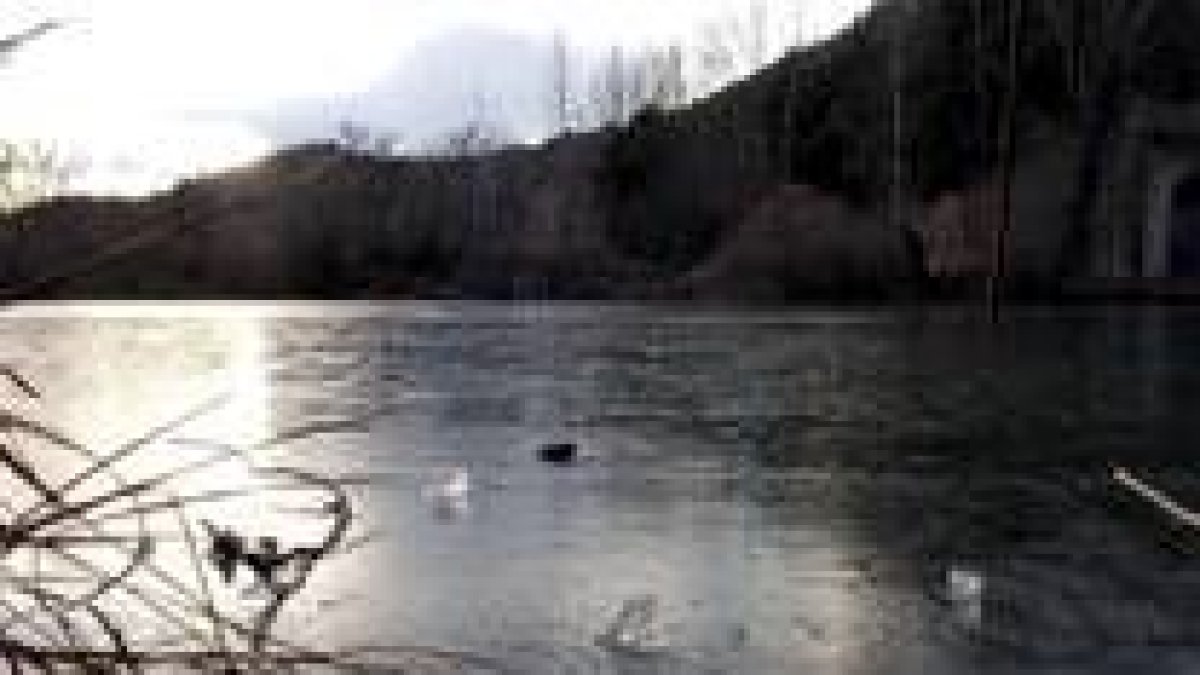 Imagen del río Duero helado, a su paso por la provincia de Soria