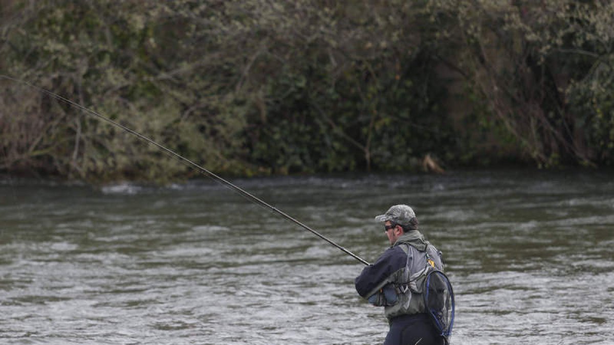 Los ríos leoneses bajan ya con menos caudal para satisfacción de los pescadores. JESÚS