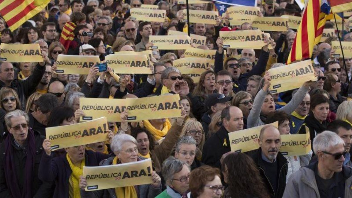 Manifestantes de la ANC reivindican que se implemente la república.