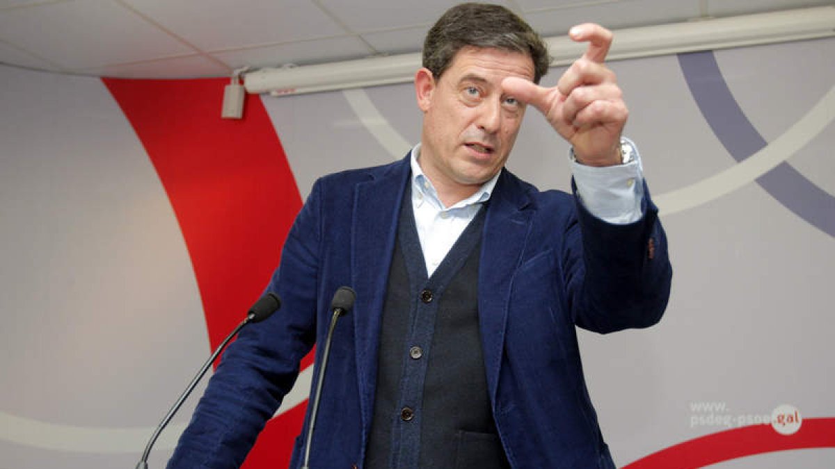 José Ramón Gómez Besteiro, durante la rueda de prensa que ofreció ayer. XOÁN REY.