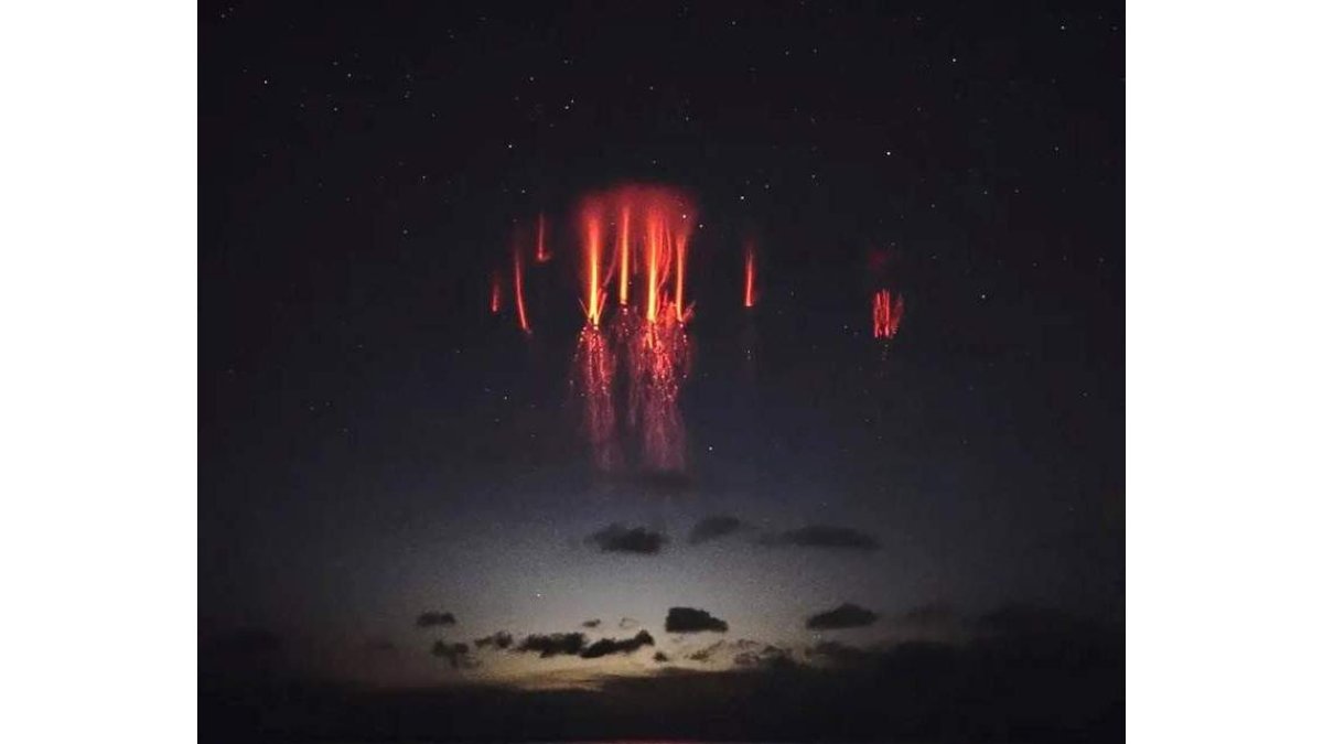 ‘Duendes’ rojos sobre tormentas eléctricas en el sureste del Mar Egeo. THANASIS PAPATHANASIOU