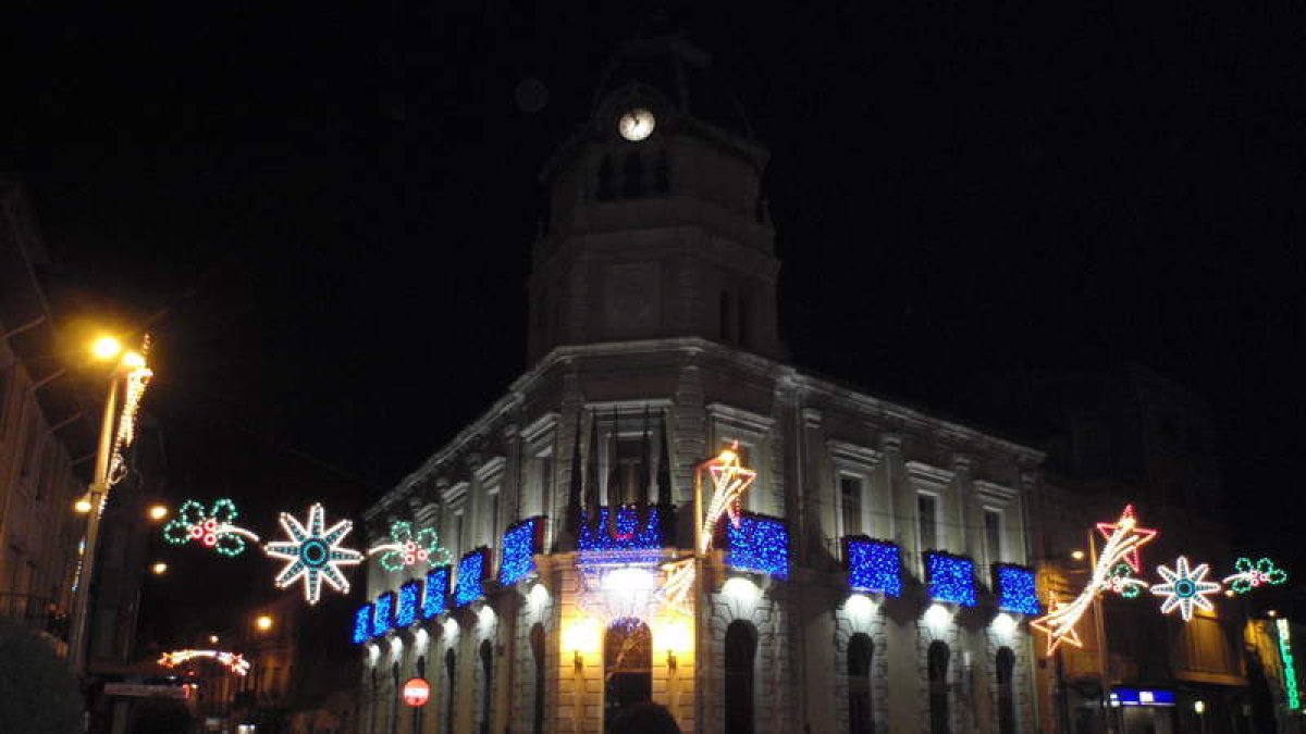 La iluminación navideña de La Bañeza ya luce en algunas calles de la ciudad.