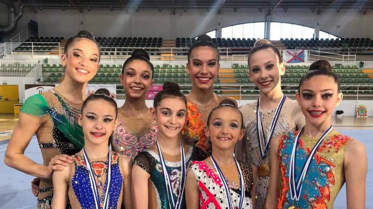 Las gimnastas leonesas posan al final de la competición con las medallas conseguidas. DL