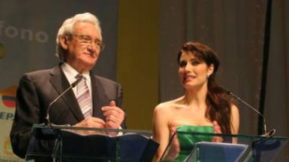 Luis del Olmo con Pilar Rubio, con la que presentó la gala del año pasado.