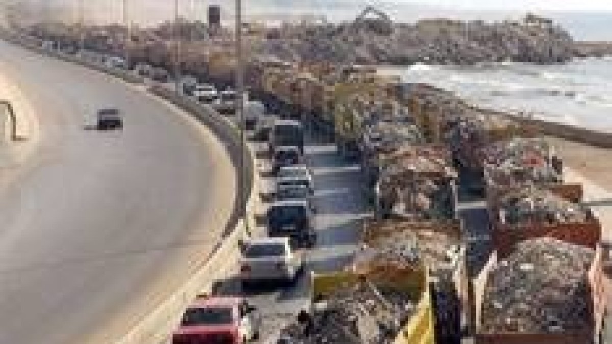 Centenares de camiones transportan toneladas de escombros de las casas demolidas en el Líbano