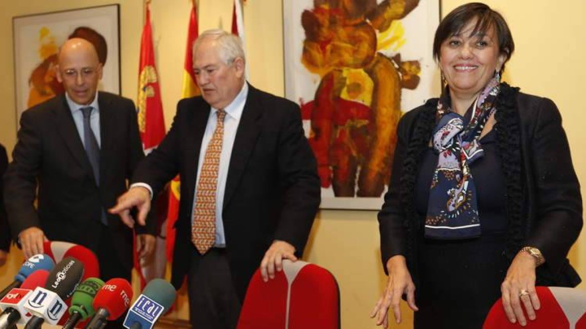 Fernando Sánchez-Pascuala, el delegado de la Junta en León y María Emilia Villanueva.