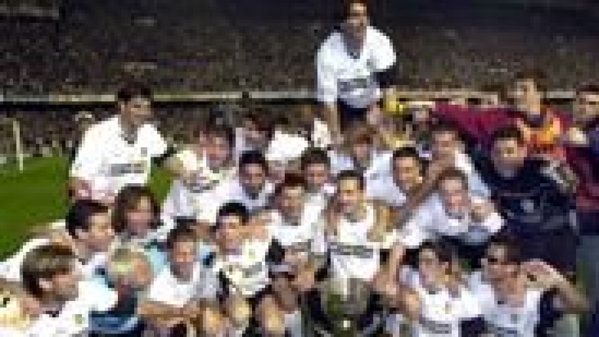 El Valencia posa para las cámaras tras proclamarse campeón de Liga