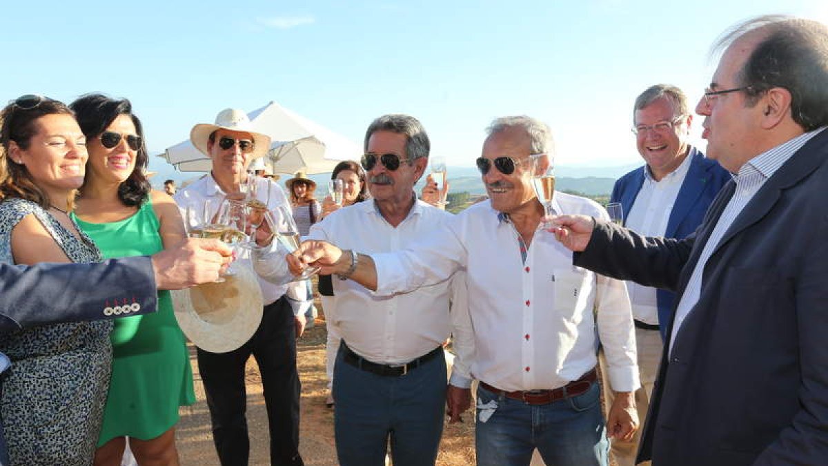 Los presidentes de Cantabria y Castilla y León acudieron como amigos a la fiesta de Prada. L. DE LA MATA