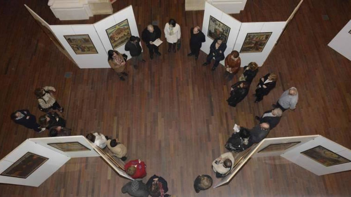Los paneles de la exposición forman simetrías en el espacio vacío del Santuario de la Peregrina.