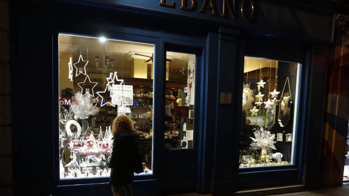 Los comercios leoneses preparan ya la campaña de Navidad. MARCIANO