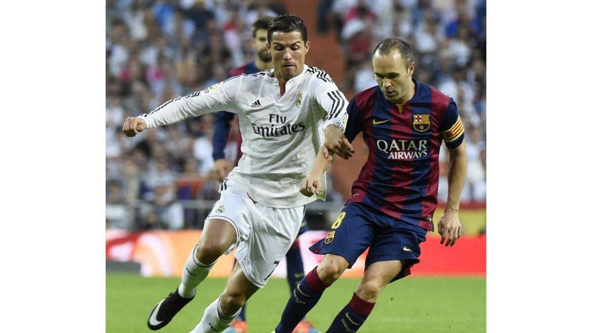 Andrés Iniesta, durante el partido disputado ayer frente al Real Madrid en el Bernabéu