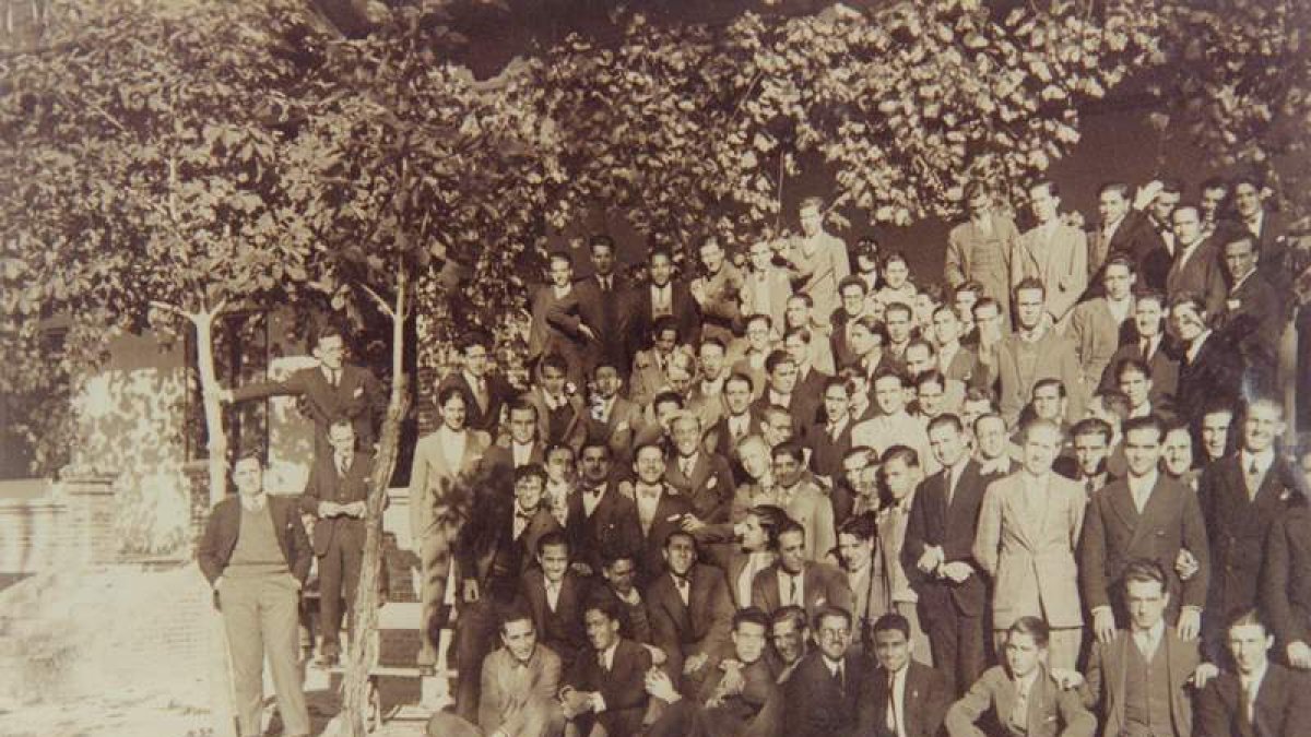 Imagen de los residentes en los años veinte en la Colina de los Chpos. Federico García Lorca, en primer término