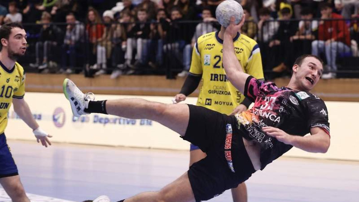 El ademarista Alberto Martín considera que aún hay margen para alcanzar la Copa Asobal. JAVI C.