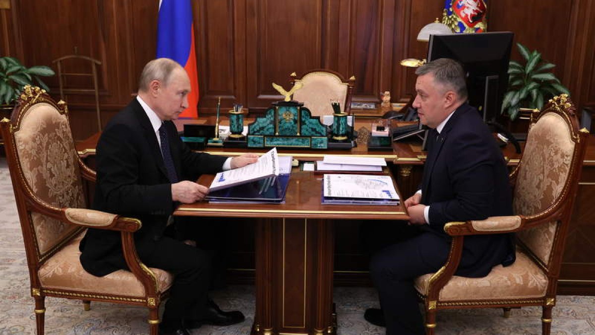 Putin, ayer despachando en el Kremlin después de que se conociera la medida del grano. ALEXANDER KAZAKOV