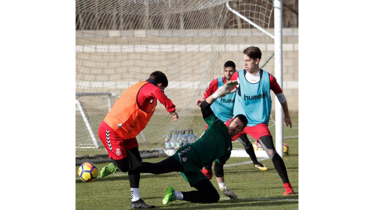 La sesión de entrenamiento contó ya con la presencia del nuevo fichaje Ángel García. SECUNDINO PÉREZ