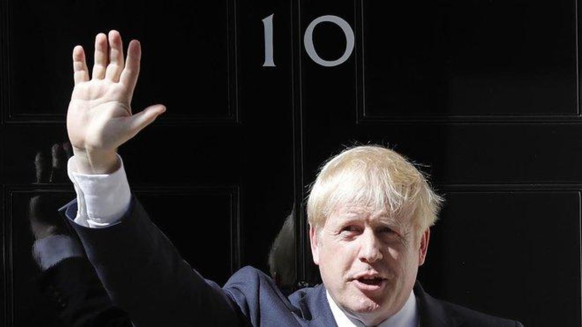 Boris Johnson frente al 10 de Downing Street.