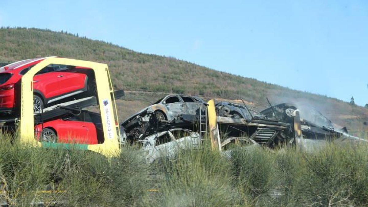 El camión siniestrado con alguno de los coches todavía humeante.