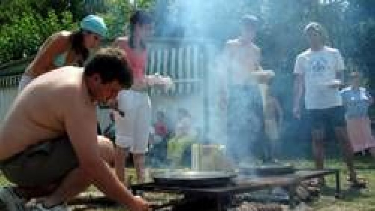 Los jóvenes cocinaron exquisitas paellas en el polideportivo