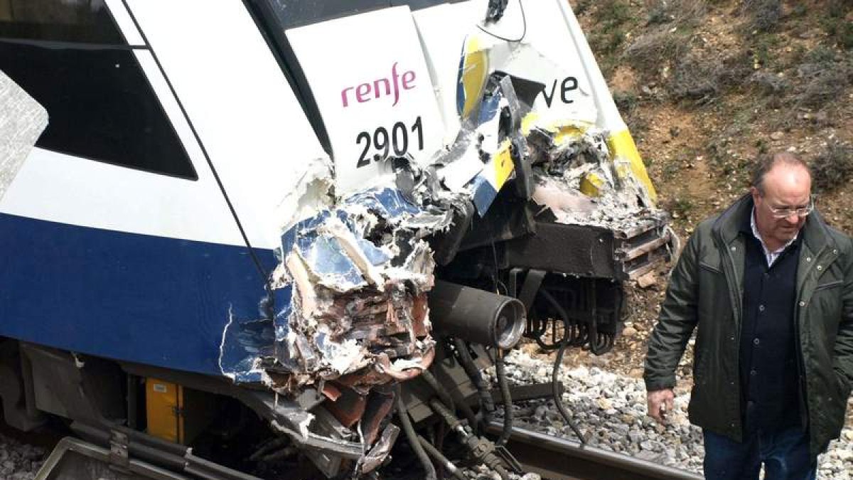 El vagón trasero del convoy accidentado está muy dañado en la zona de enganche.