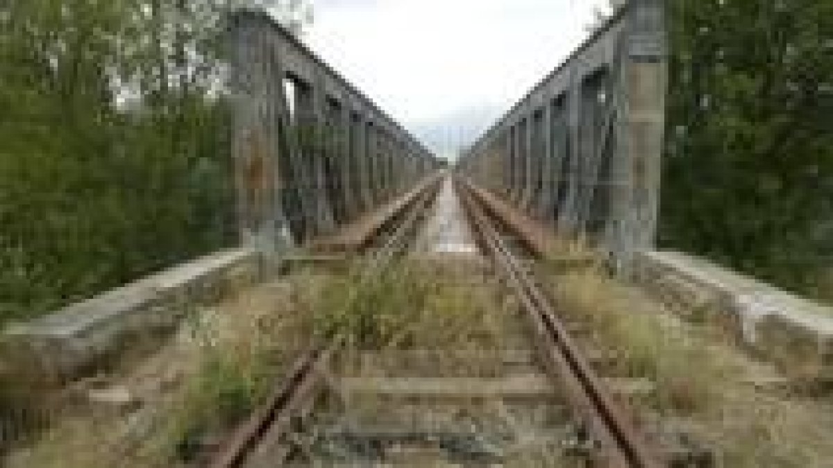 Un tramo de la Ruta de la Plata a su paso por una de las localidades leonesas, Cebrones del Río