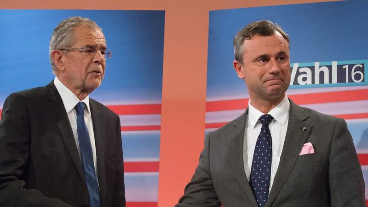 Alexander Van der Bellen y Norbert Hofer, ayer durante una entrevista televisiva. CHRISTIAN BRUNA