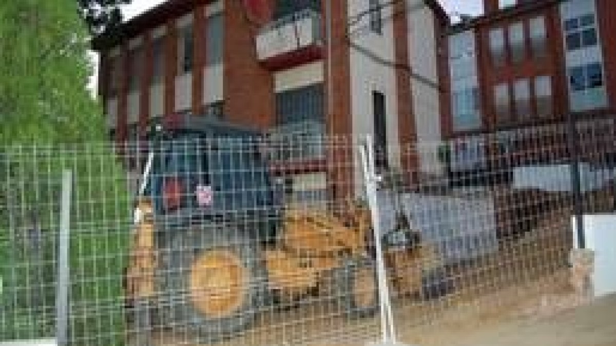 Las máquinas trabajan ya en la remodelación de las antiguas escuelas de Ferral