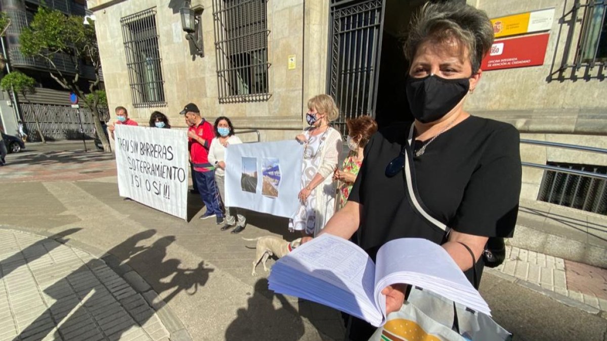Entrega de firmas en la Subdelegación por el soterramiento del tren en Trobajo. RAMIRO