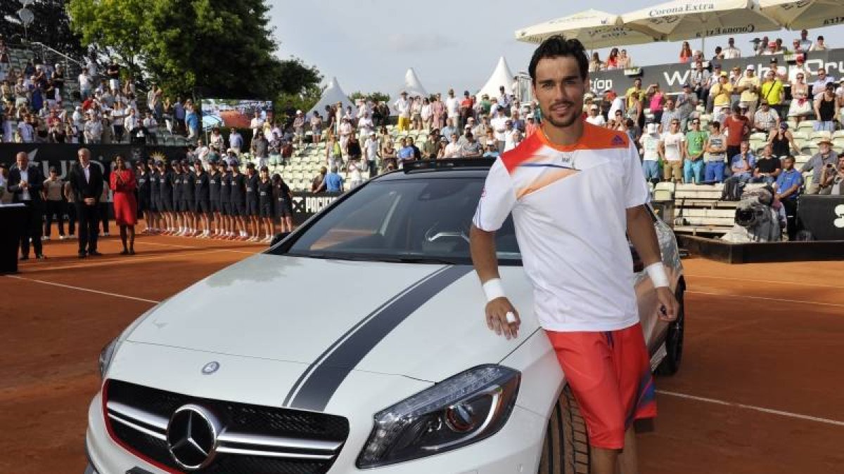 Fabio Fognini posa junto a un Mercedes-Benz A 45 AMG, logrado tras su victoria en el torneo de Stuttgart.