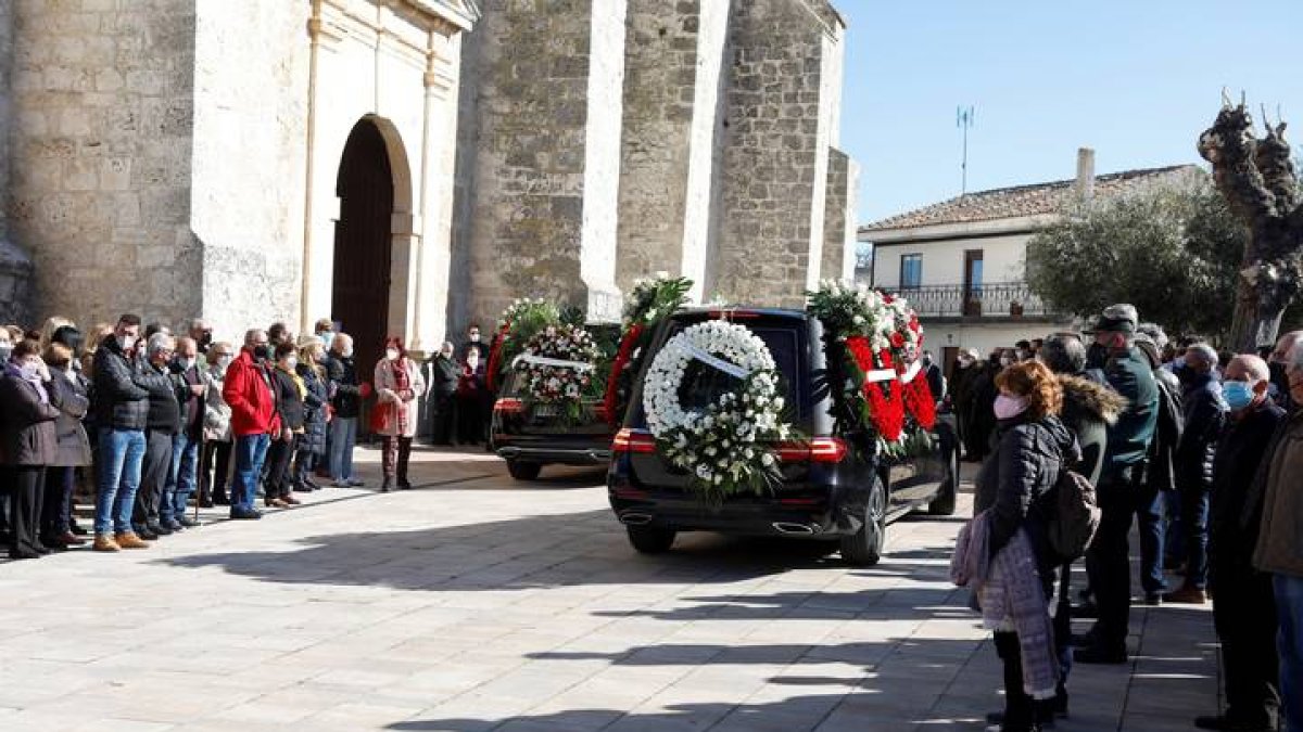 Amigos y familiares asisten al funeral de Esther López, mujer que estuvo desaparecida durante 25 días y que apareció muerta en las cercanías de Traspinedo, municipio en el que residía, sin saberse las causas del fallecimiento, celebrado este miércoles. IVÁN TOMÉ