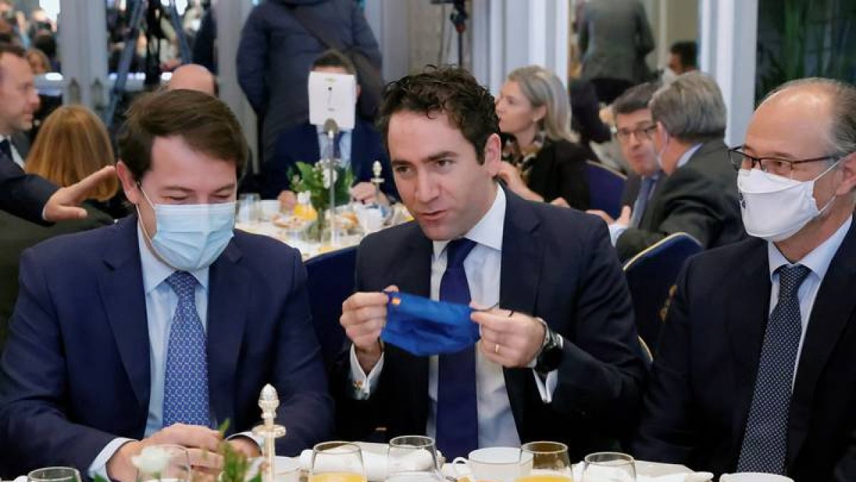 El presidente de la Junta de Castilla y León, Alfonso Fernández Mañueco (i), conversa con el diputado y secretario general del Partido Popular, Teodoro García Egea (c), en presencia del presidente de las Cortes de Castilla y León, Luis Fuentes. ZIPI