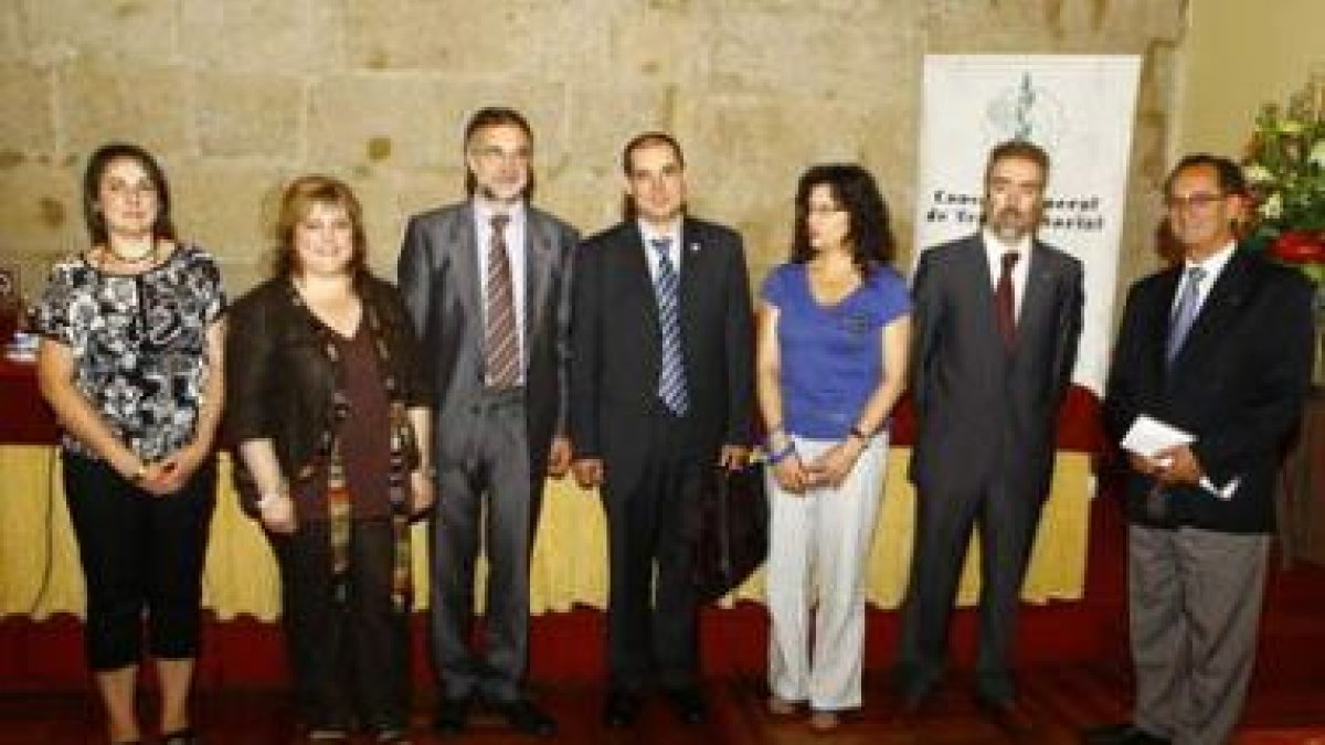 Rogelio Gómez recibió el premio Ana Díaz Perdiguero ayer en el Hostal.