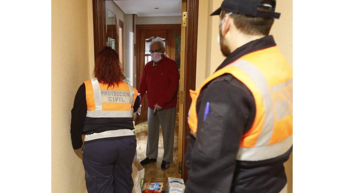 En el confinamiento personas mayores solas recibieron ayuda de Protección Civil. RAMIRO