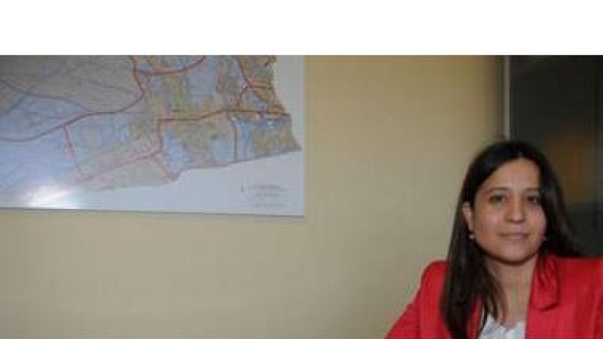 La concejala responsable del área de Urbanismo en San Andrés, Ana Herrero, en su despacho con el pla