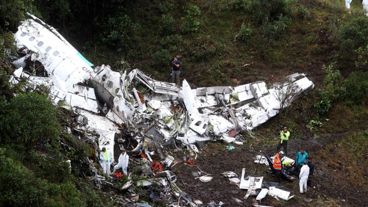 Estado de como quedó el fuselaje del avión siniestrado en el que viajaban los jugadores del Chapecoense brasileño. NORIEGA