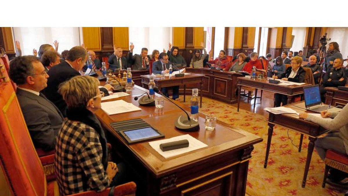 El Pleno se celebró ayer por la mañana en el consistorio de San Marcelo. FERNANDO OTERO